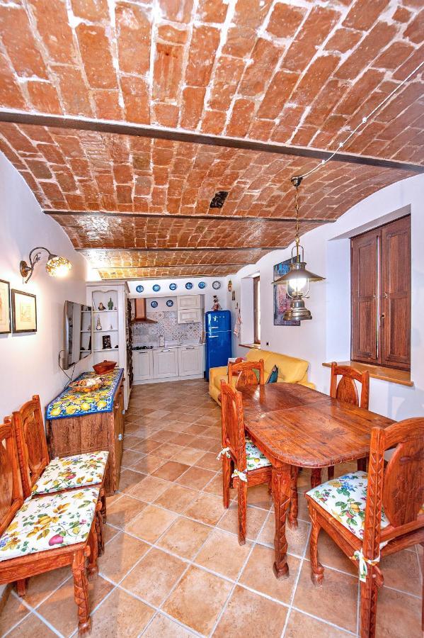 B&B Bone Novelle Dimora Storica Palazzo Zuzi L'Aquila Luaran gambar